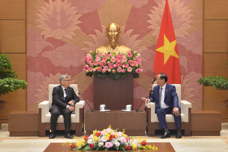 Phó Chủ tịch Quốc hội Trần Quang Phương tiếp Đại sứ Ba Lan Aleksander Surdej